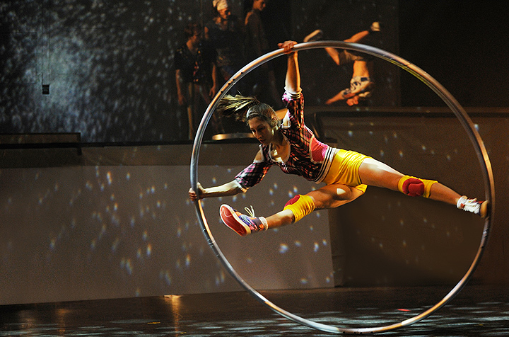 Cirque ELoize Roue Cyr Cyr Wheel