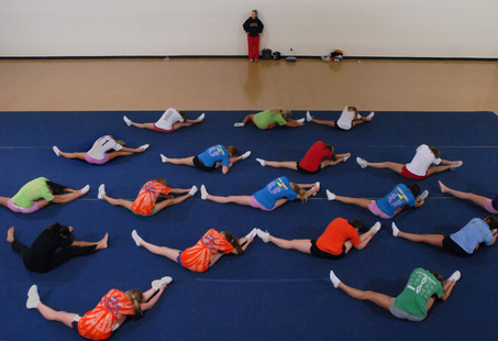 L’ALLENAMENTO TIPO DI UNA SQUADRA DI CHEERLEADER