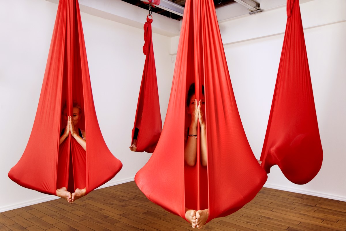 SOSPESA A TESTA IN GIÙ CON L’ANTIGRAVITY YOGA